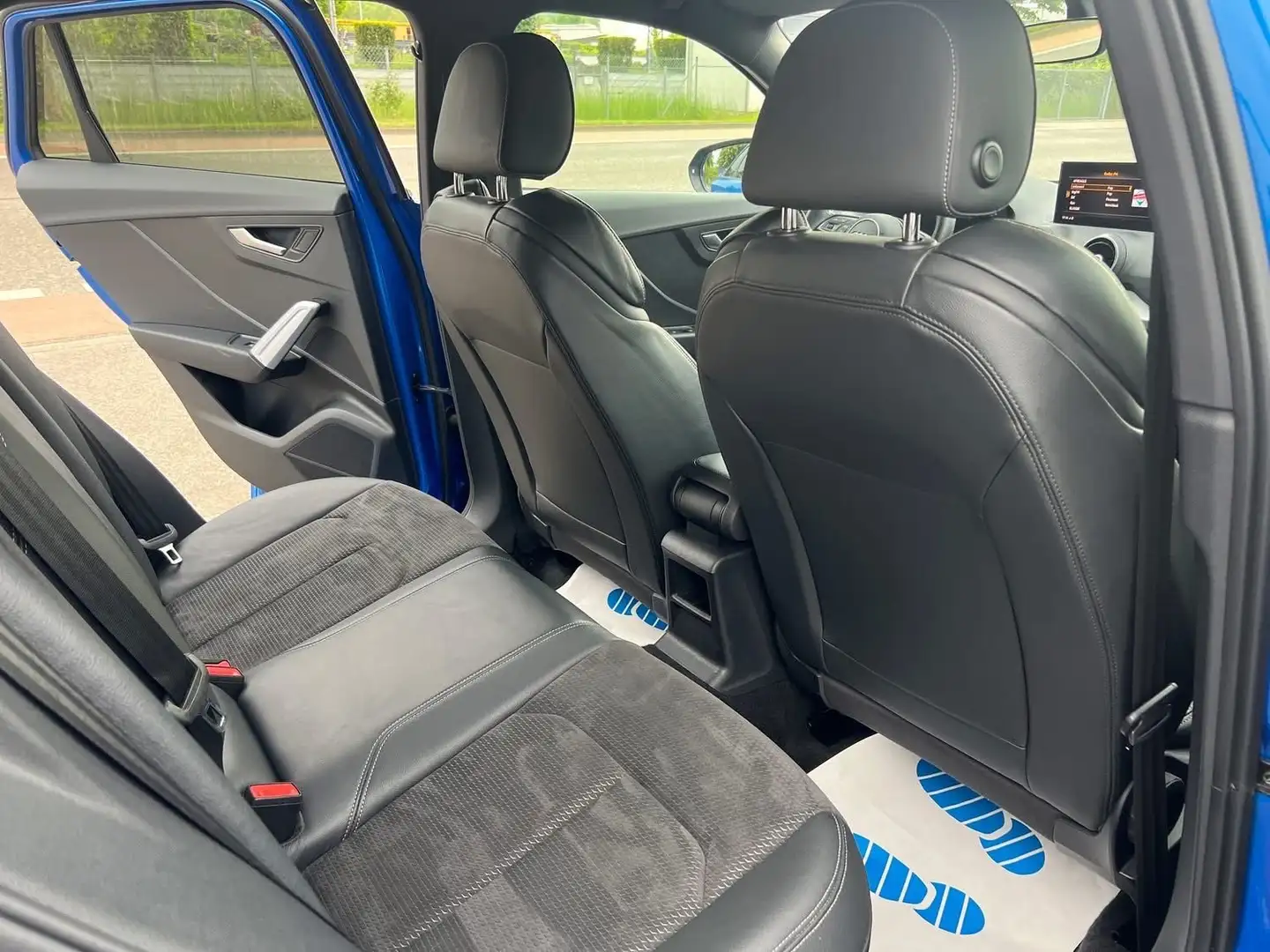 Audi Q2 35 TDI quattro sport Blau - 2