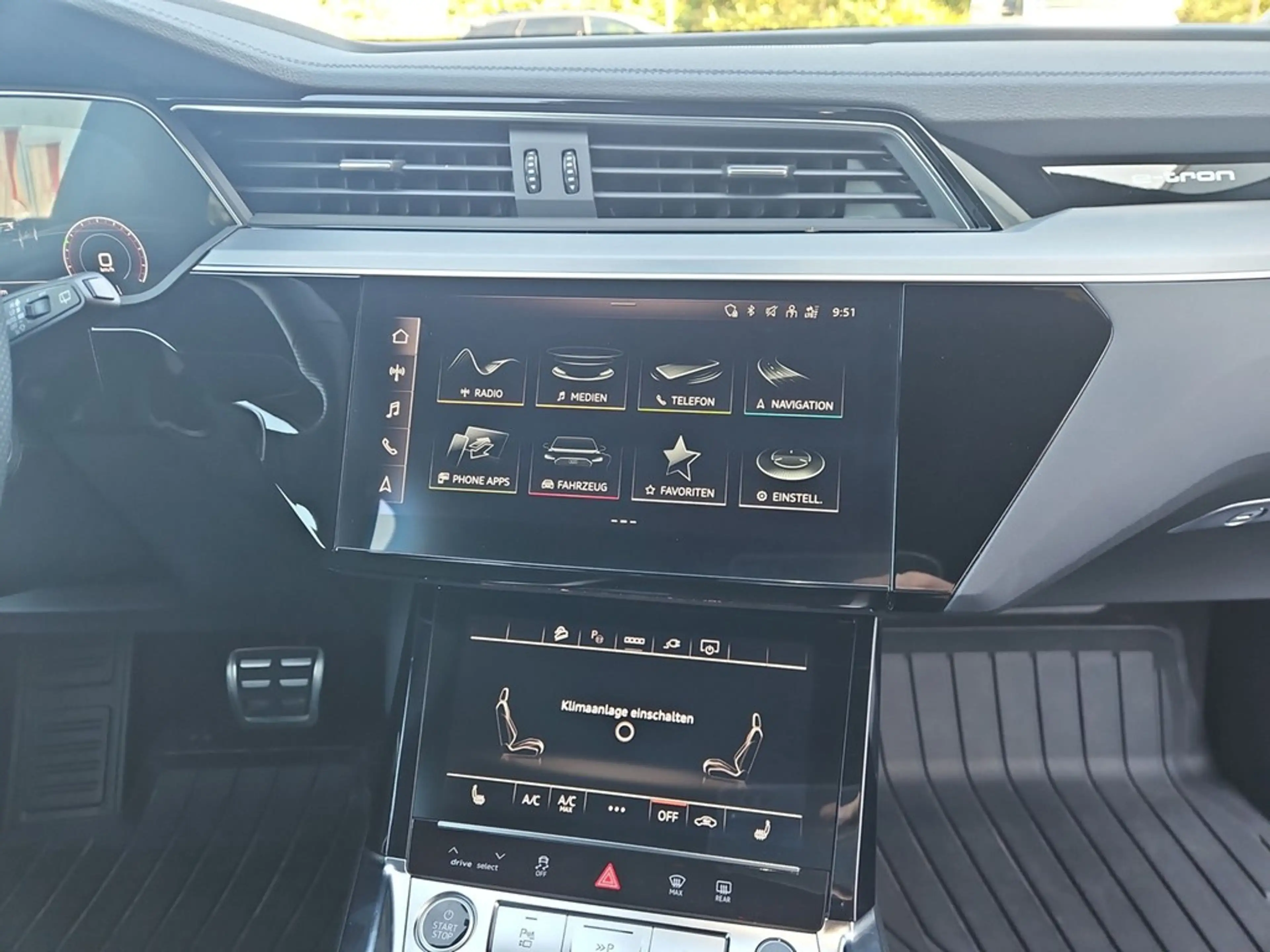 Audi Q8 e-tron advanced 50 quattro *S line*SOH 99%* — photo 12