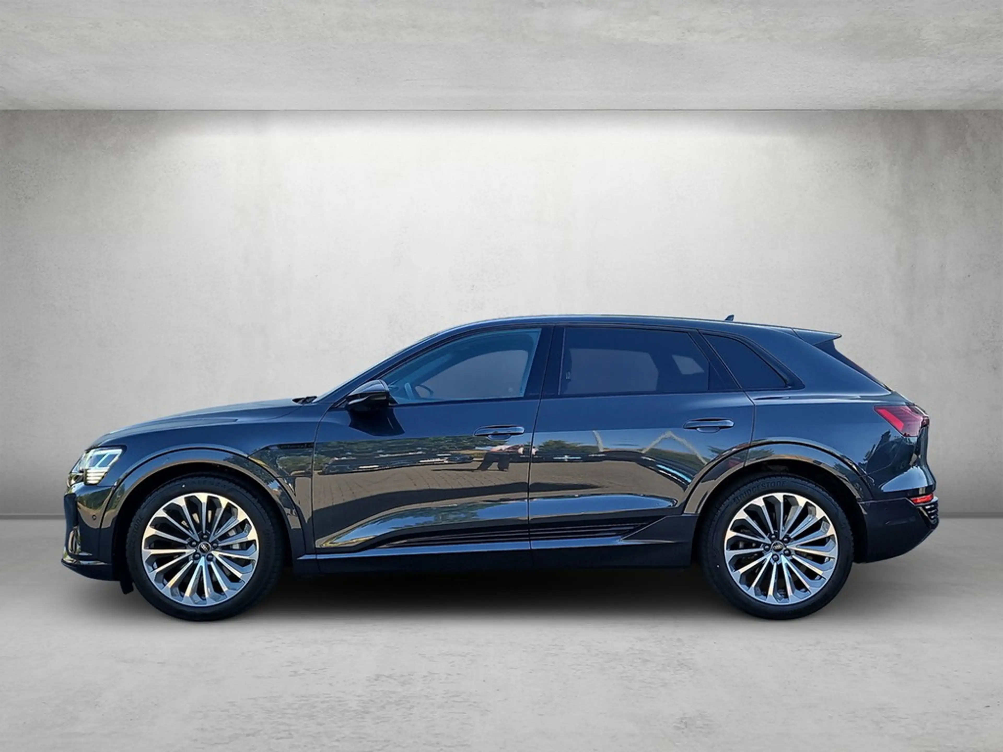 Audi Q8 e-tron advanced 50 quattro *S line*SOH 99%* — photo 3
