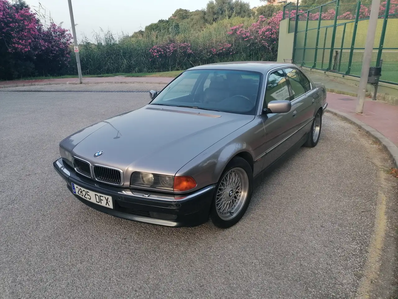 BMW 750i Aut., foto 2