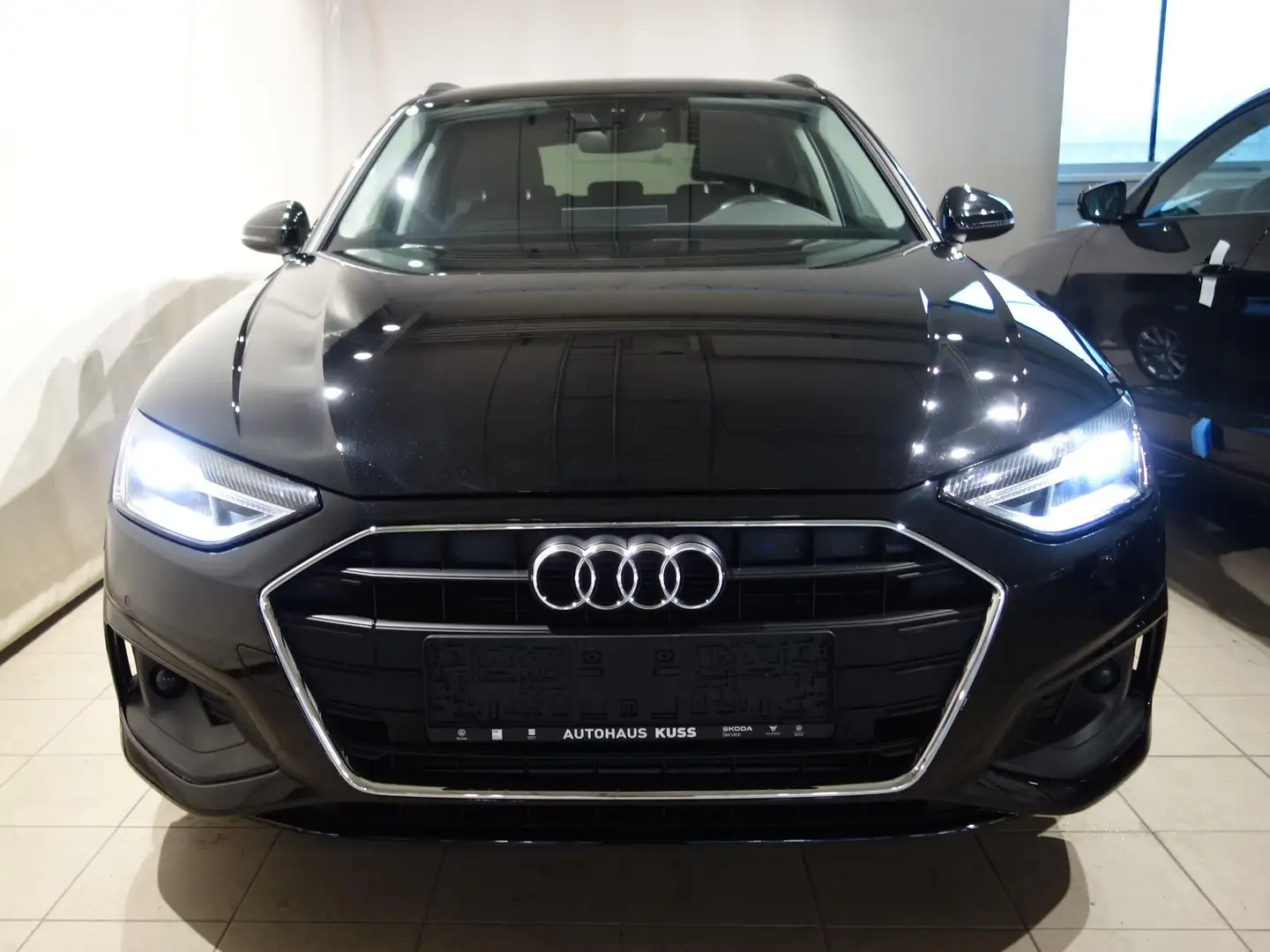 Audi A4 Avant 35 TFSI Schwarz - 2