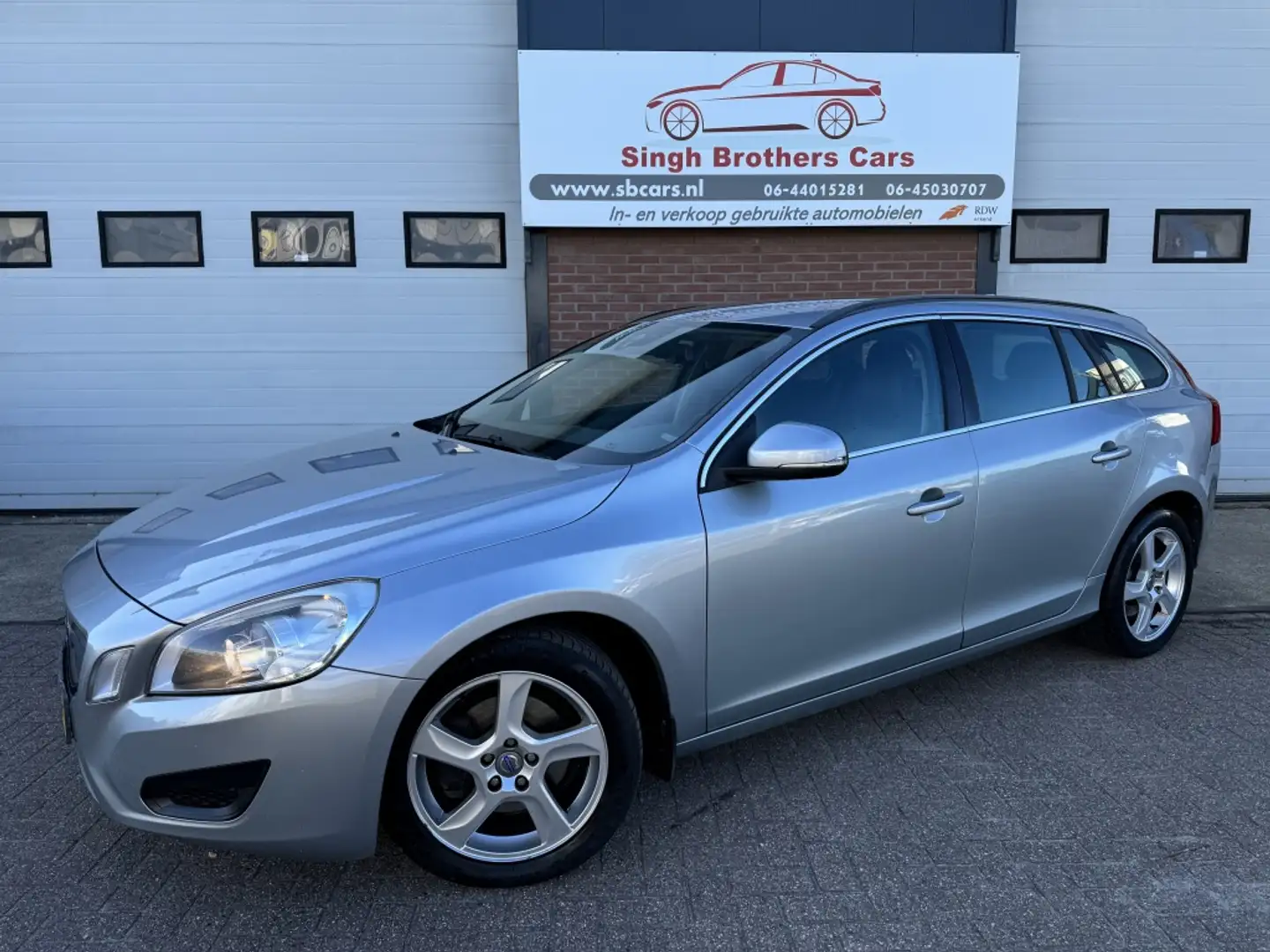 Volvo V60 1.6 DRIVe R-Design LEER NAVI PDC INRUIL MOG!!!! Grijs - 2