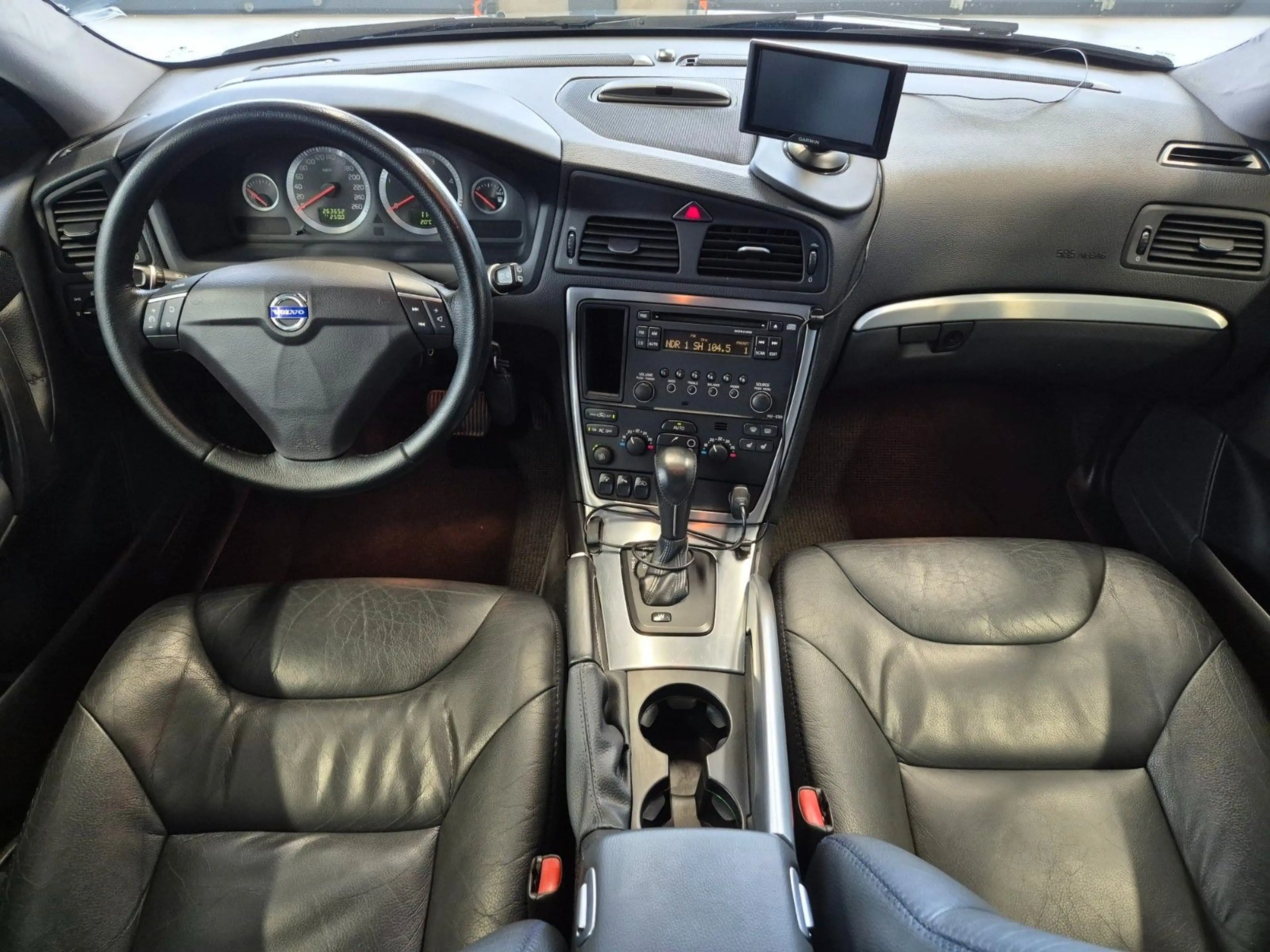 Volvo XC70 2.4 D AWD EDITION LEDER NAVI XENON AHK 1.HD — photo 15