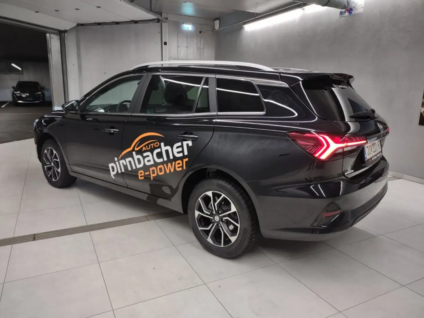 MG MG5 Luxury 51 kWh Leder Grau Schwarz - 2