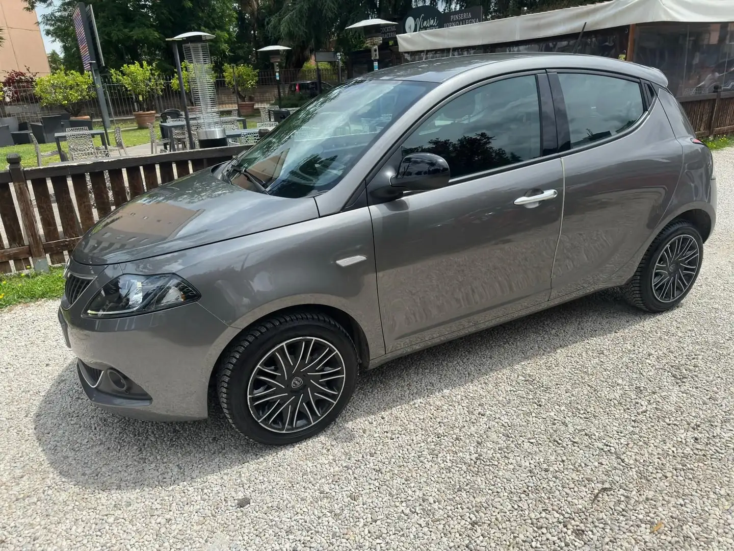 Lancia Ypsilon 1.0 FireFly 5 porte S&S Hybryd Gold ITALIANA GARA Gris - 1