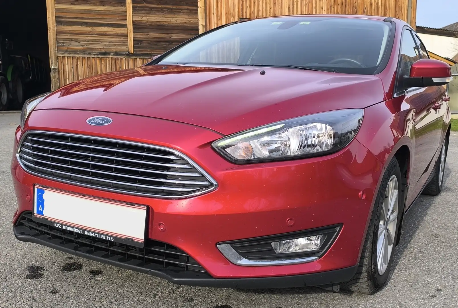 Ford Focus Ford Focus Titanium 1.5 TDCi 120PS |AHK|Kamera|8x Alu|Sitz-/Lenkradheizung Rot - 1