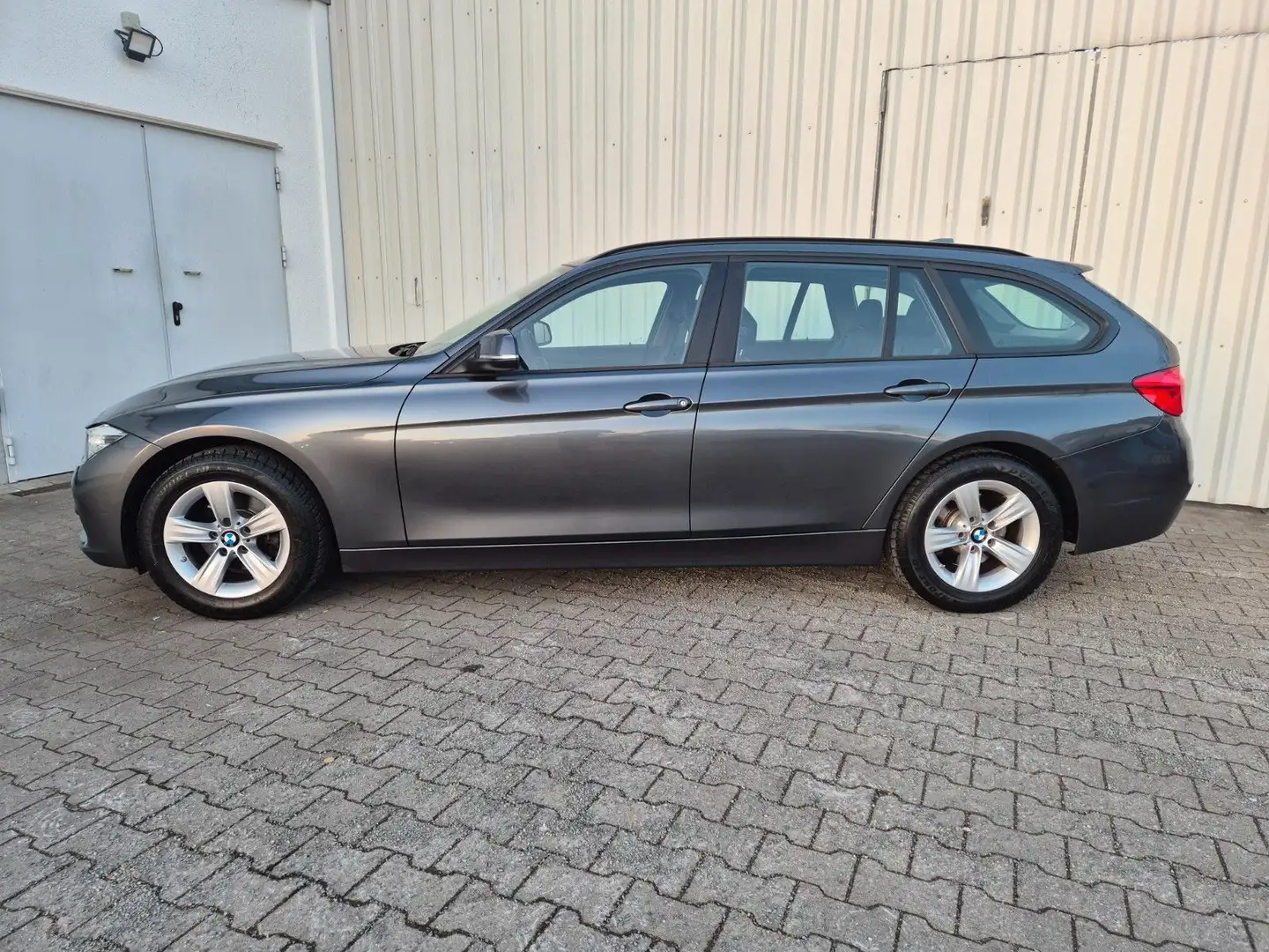 BMW 318 i Touring F31, AUTOMATIK, LEDER, NAVI, LED Gris - 2