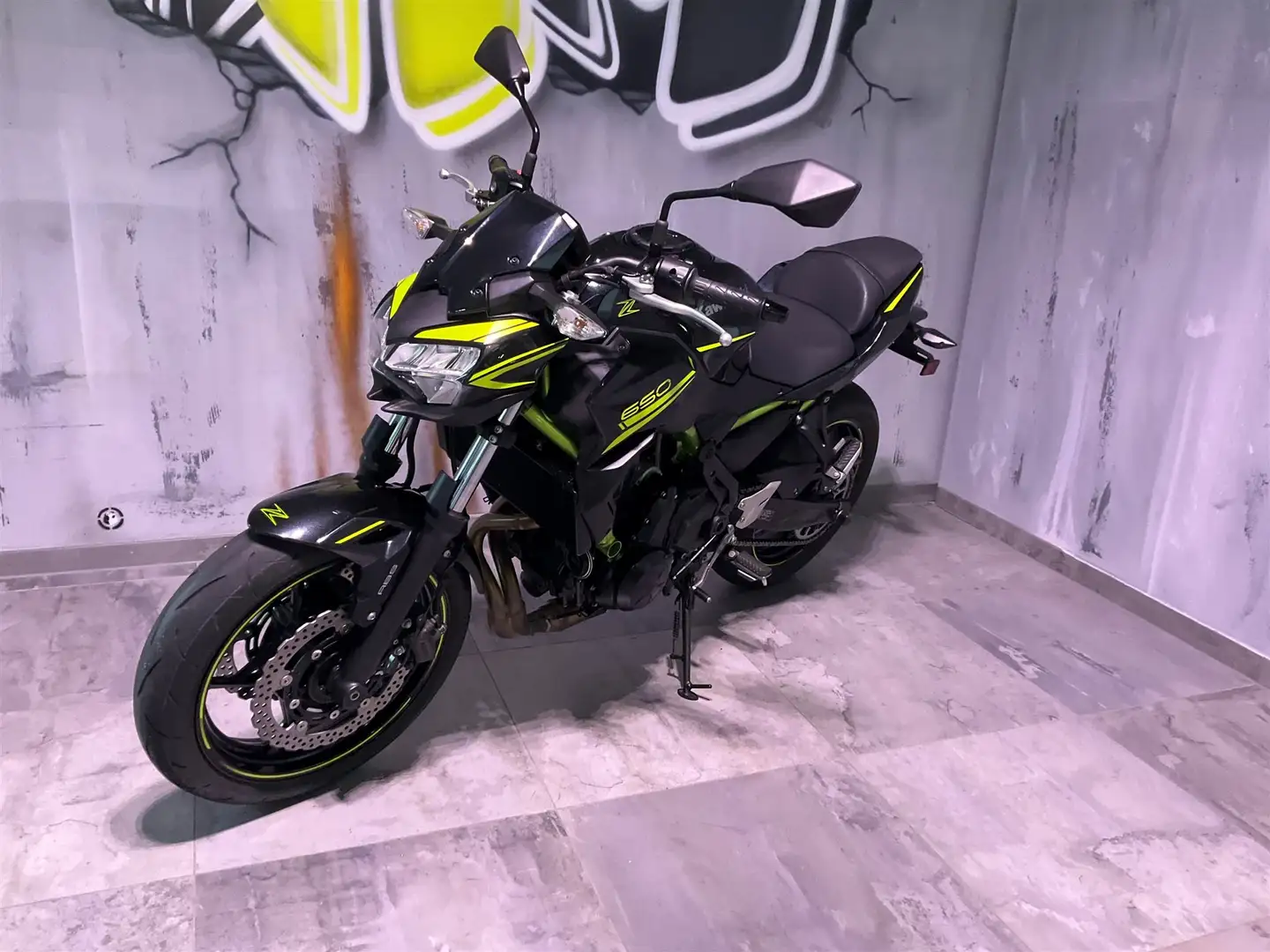 Kawasaki Z 650 Negro - 2
