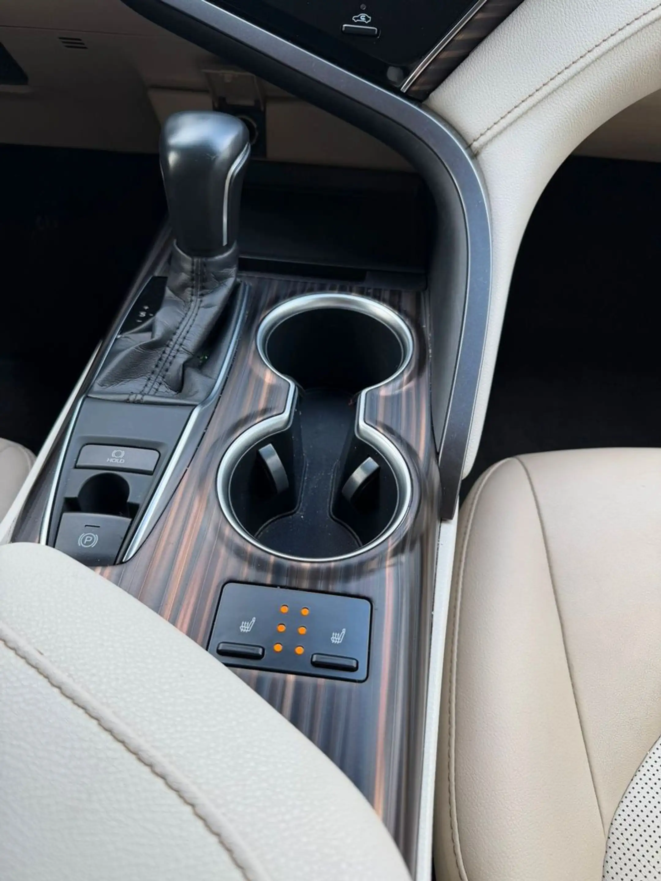Toyota Camry Executive — photo 12