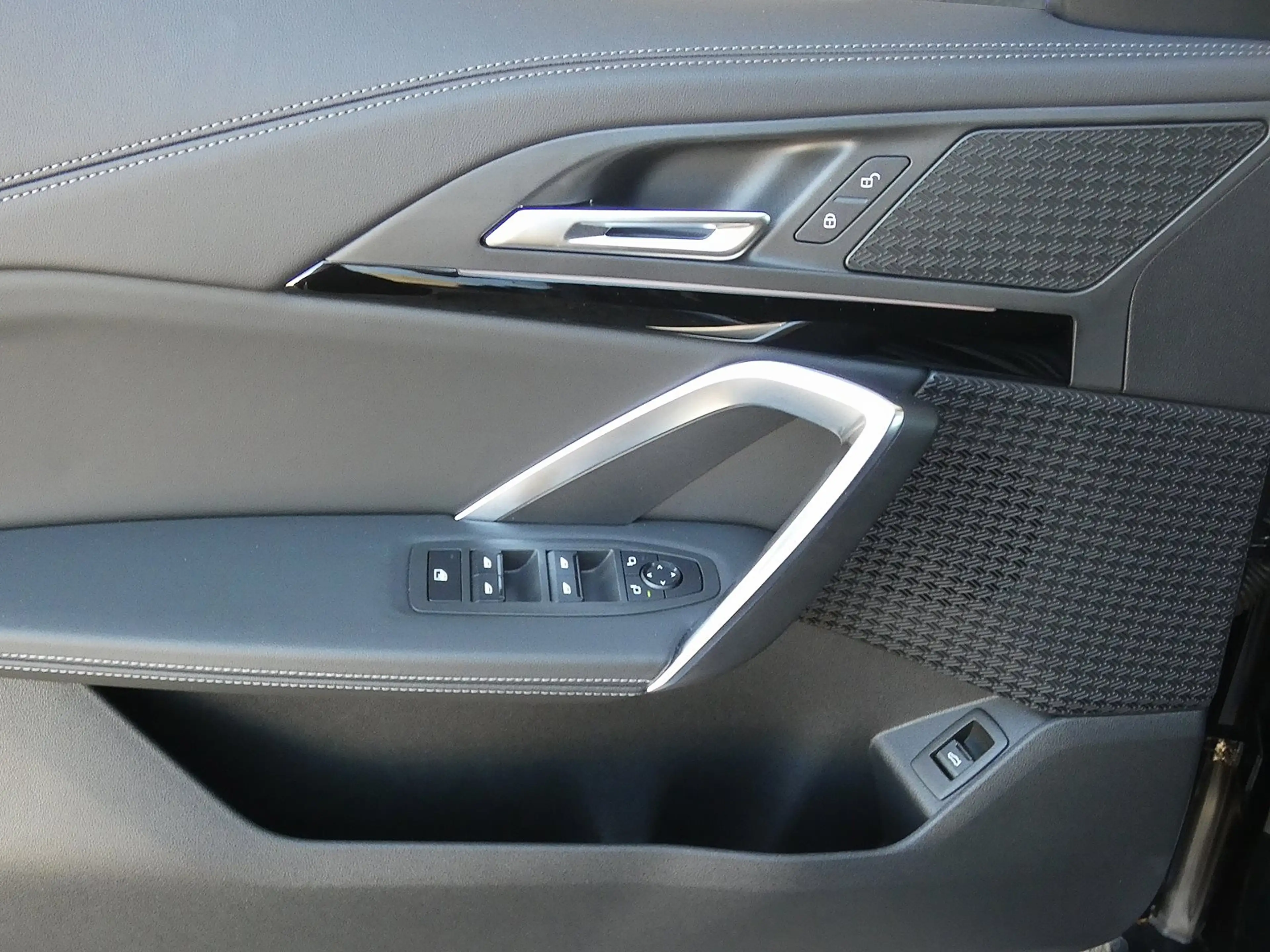 BMW iX1 xDrive30 — photo 12