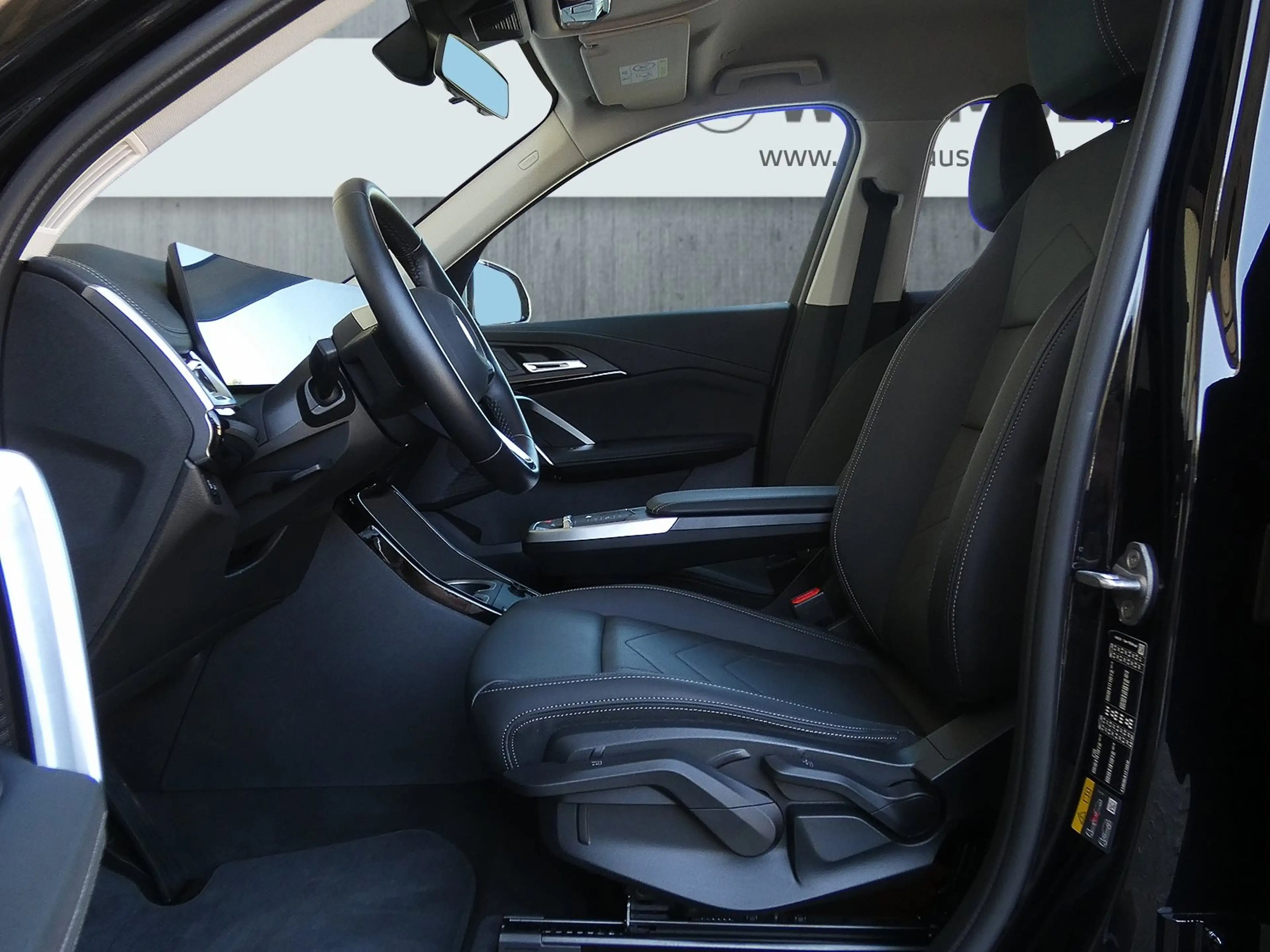 BMW iX1 xDrive30 — photo 10
