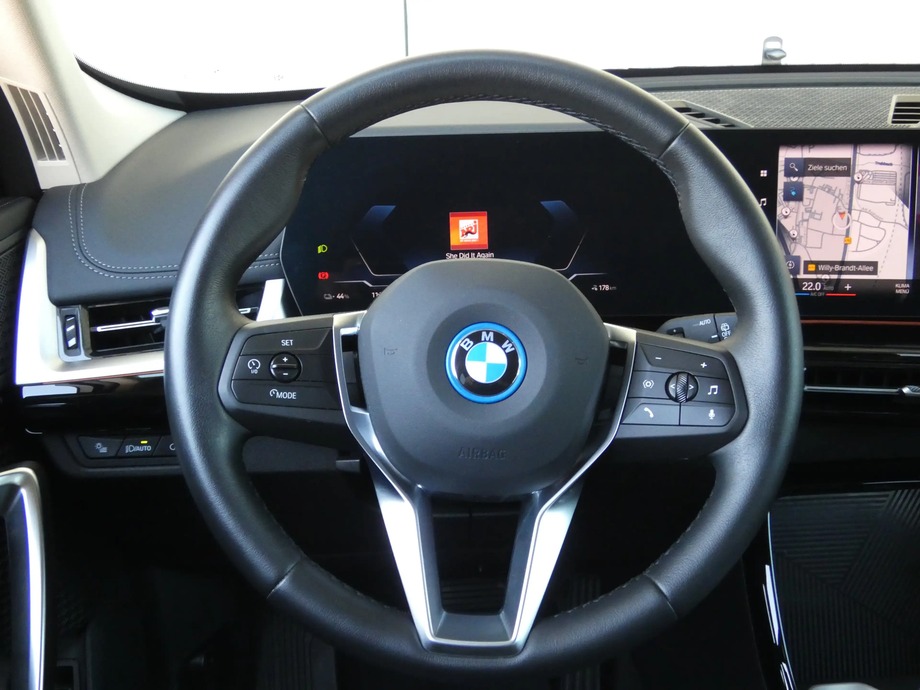 BMW iX1 xDrive30 — photo 14