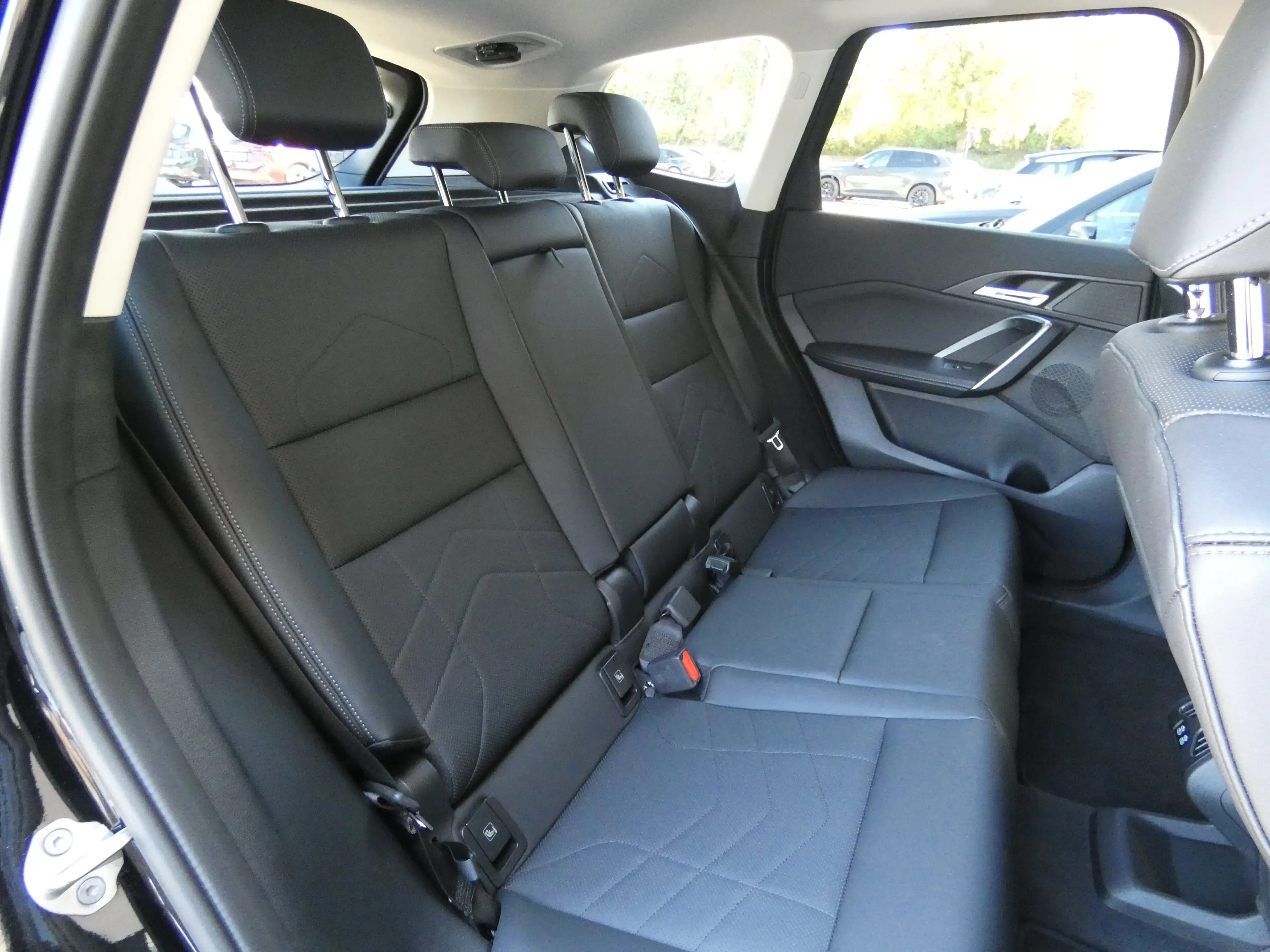 BMW iX1 xDrive30 — photo 21