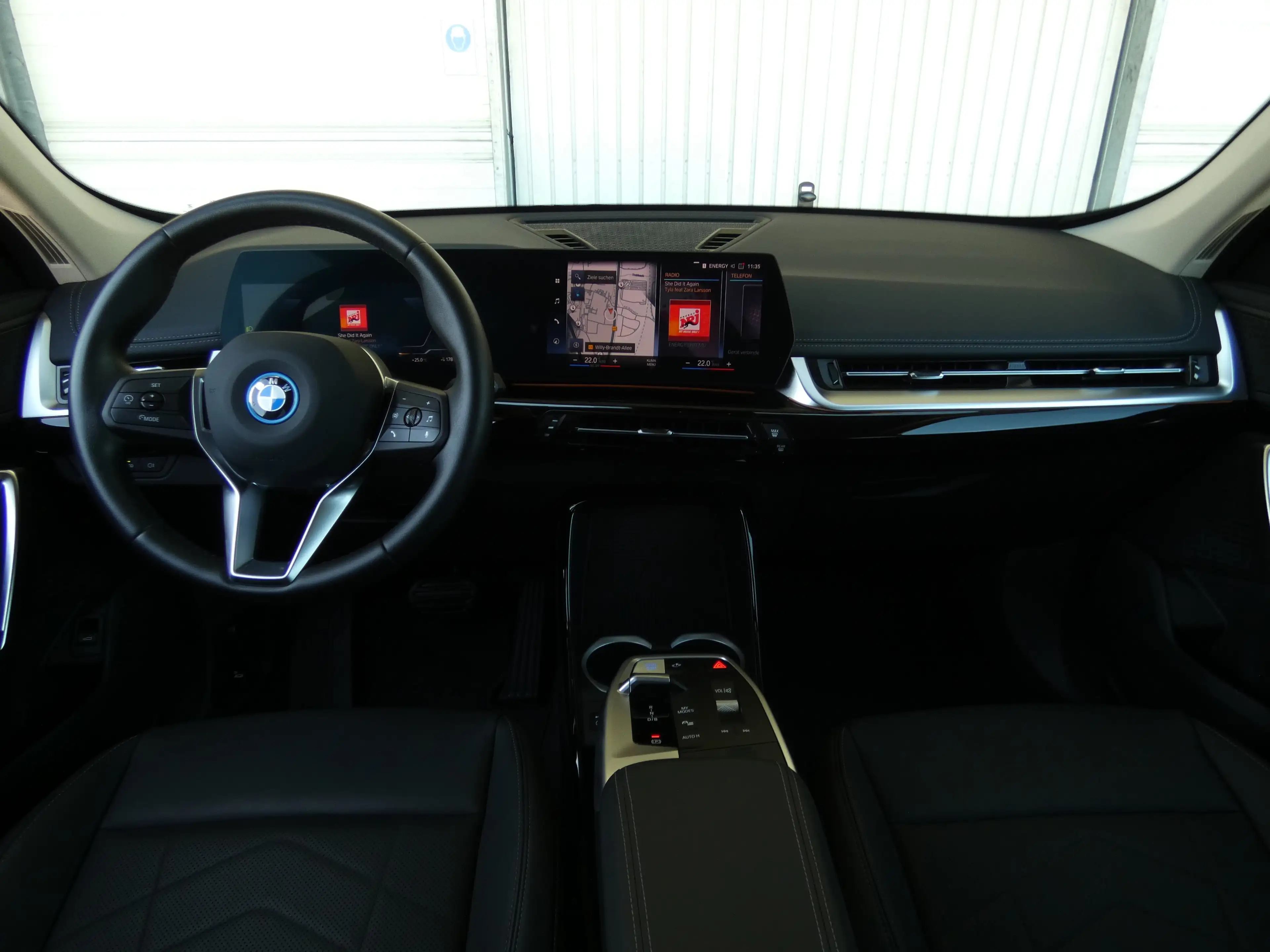 BMW iX1 xDrive30 — photo 13