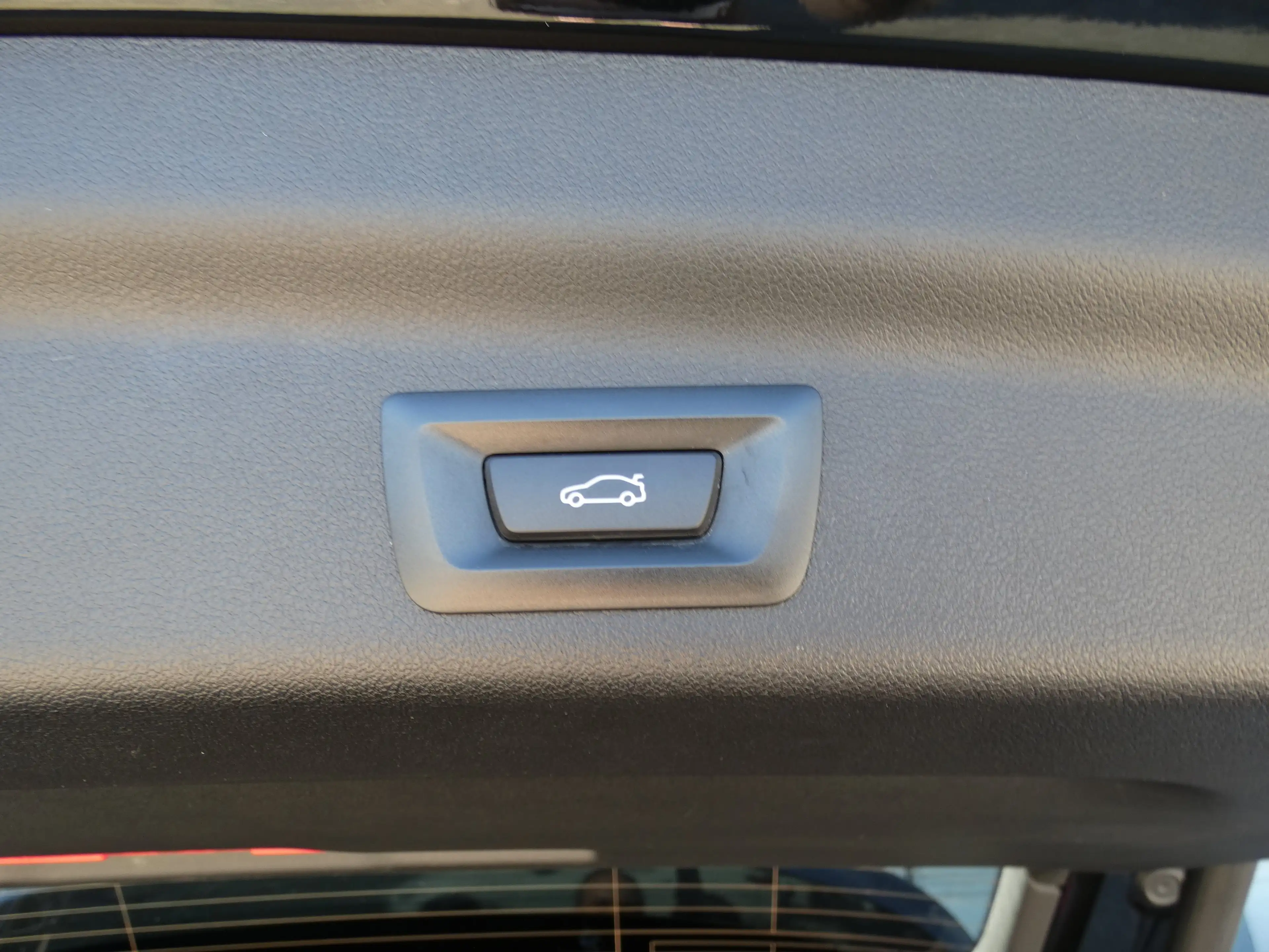 BMW iX1 xDrive30 — photo 23