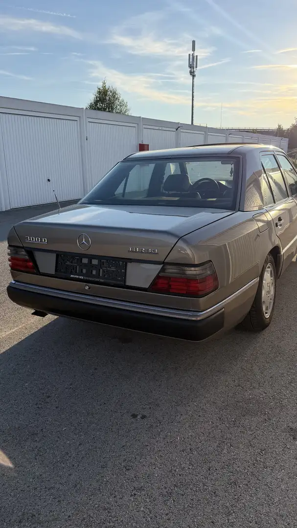 Mercedes-Benz E 300 Turbo Aut. - 2