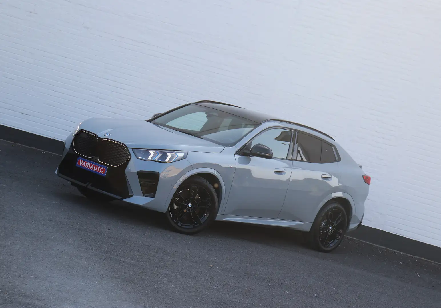 BMW iX2 xDrive30 M-sport - Pano/H&K/AdaptiveLED/HUD/Towbar Gris - 2