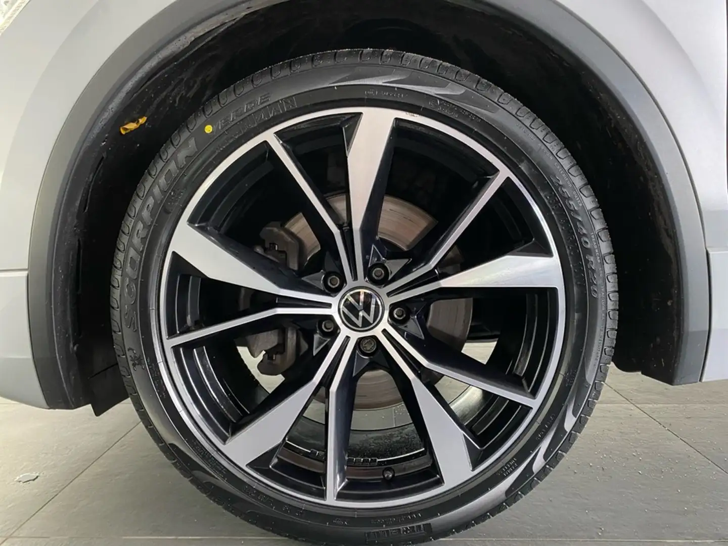 Volkswagen Tiguan 2.0 TDI DSG 4M R-Line AHK+PANO+BLACK+IQ.LIGHT Silber - 2
