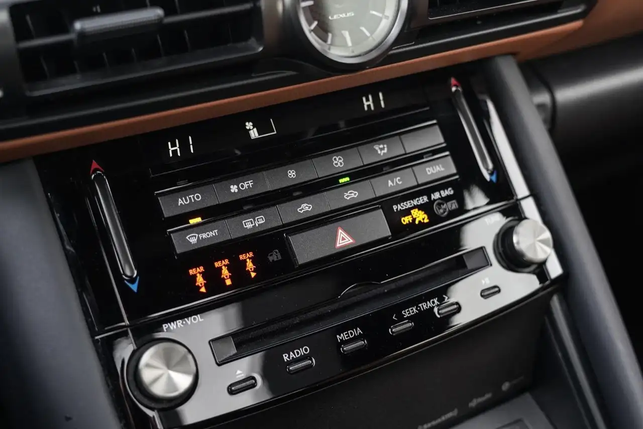 Lexus IS снимка Lexus IS