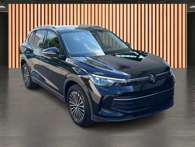Volkswagen Tiguan view 3