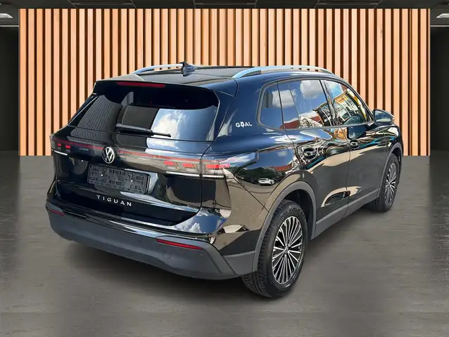 Volkswagen Tiguan view 4