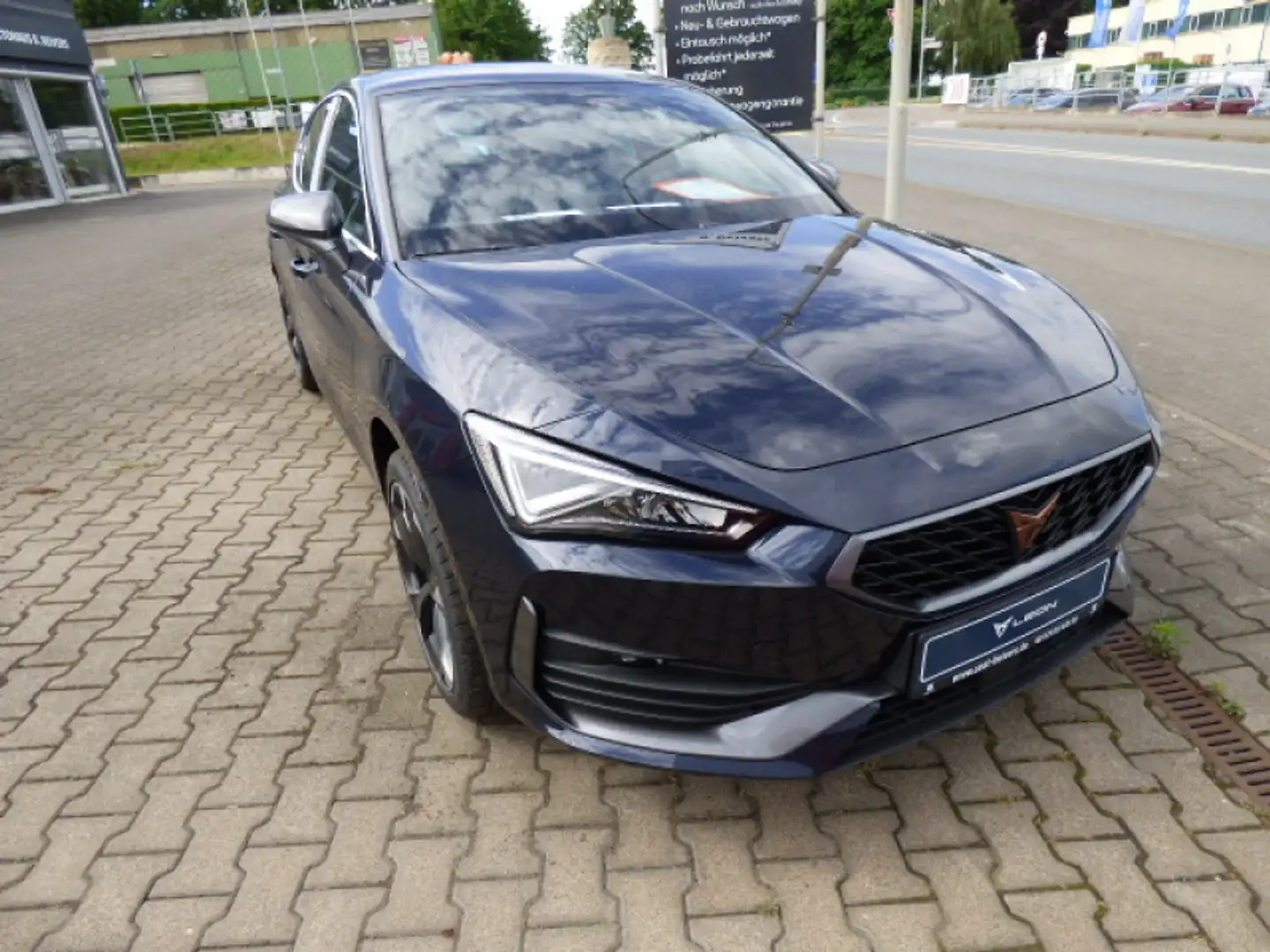 CUPRA Leon Leon 2,0 TSI 180 kW (245 PS) Navi Kessy Blau - 2