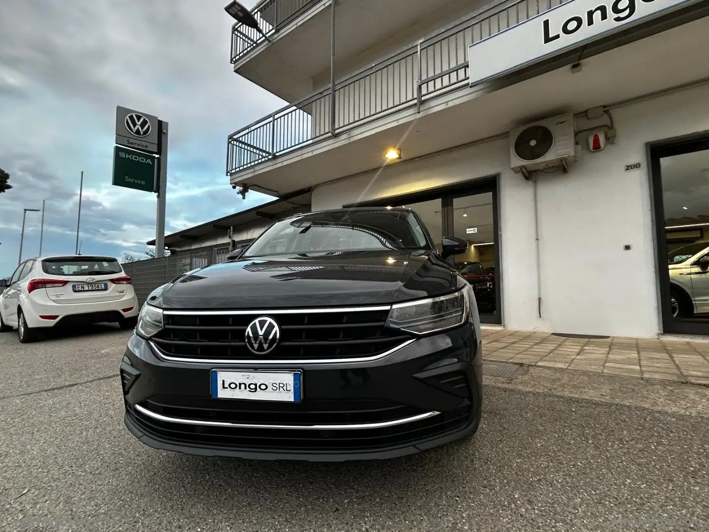 Volkswagen Tiguan 2.0 TDI 150CV SCR DSG Life PRONTA CONSEGNA Gris - 2
