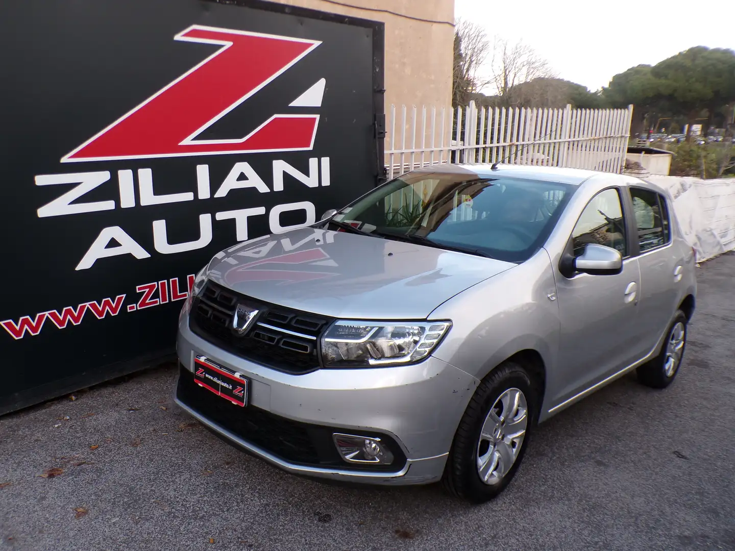 Dacia Sandero 0.9 tce NAVIGATORE..BLUETOOTH.. Silber - 1