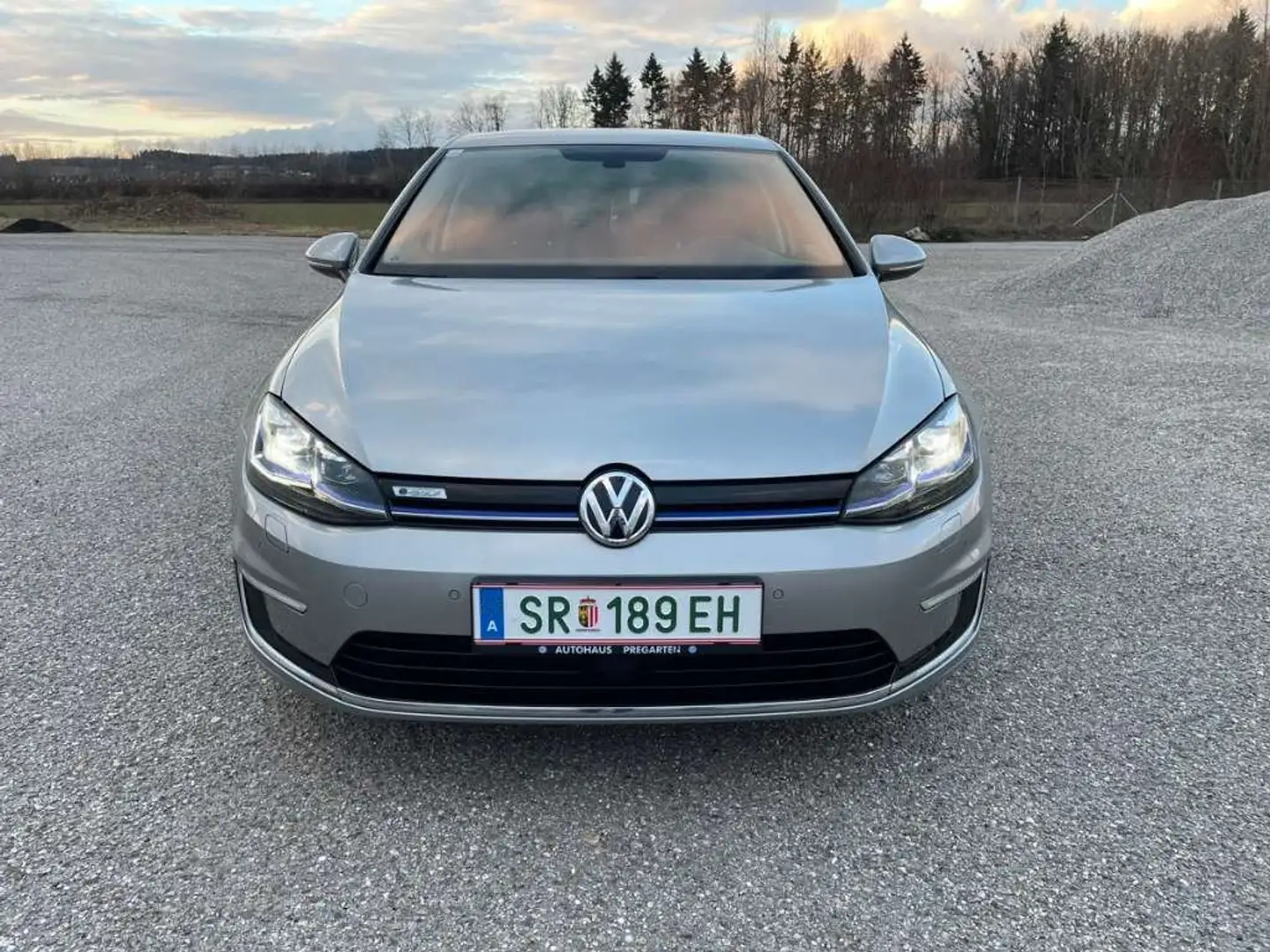 Volkswagen e-Golf 35,8kWh mit Vollausstattung *Facelift* + CCS Stříbrná - 2