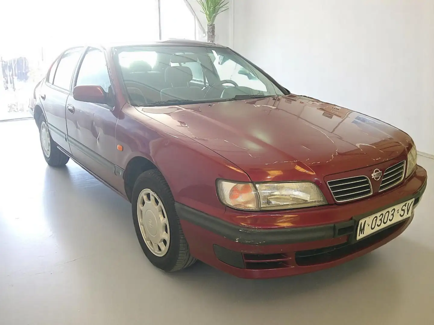 Nissan Maxima 2.0 SE Червоний - 2