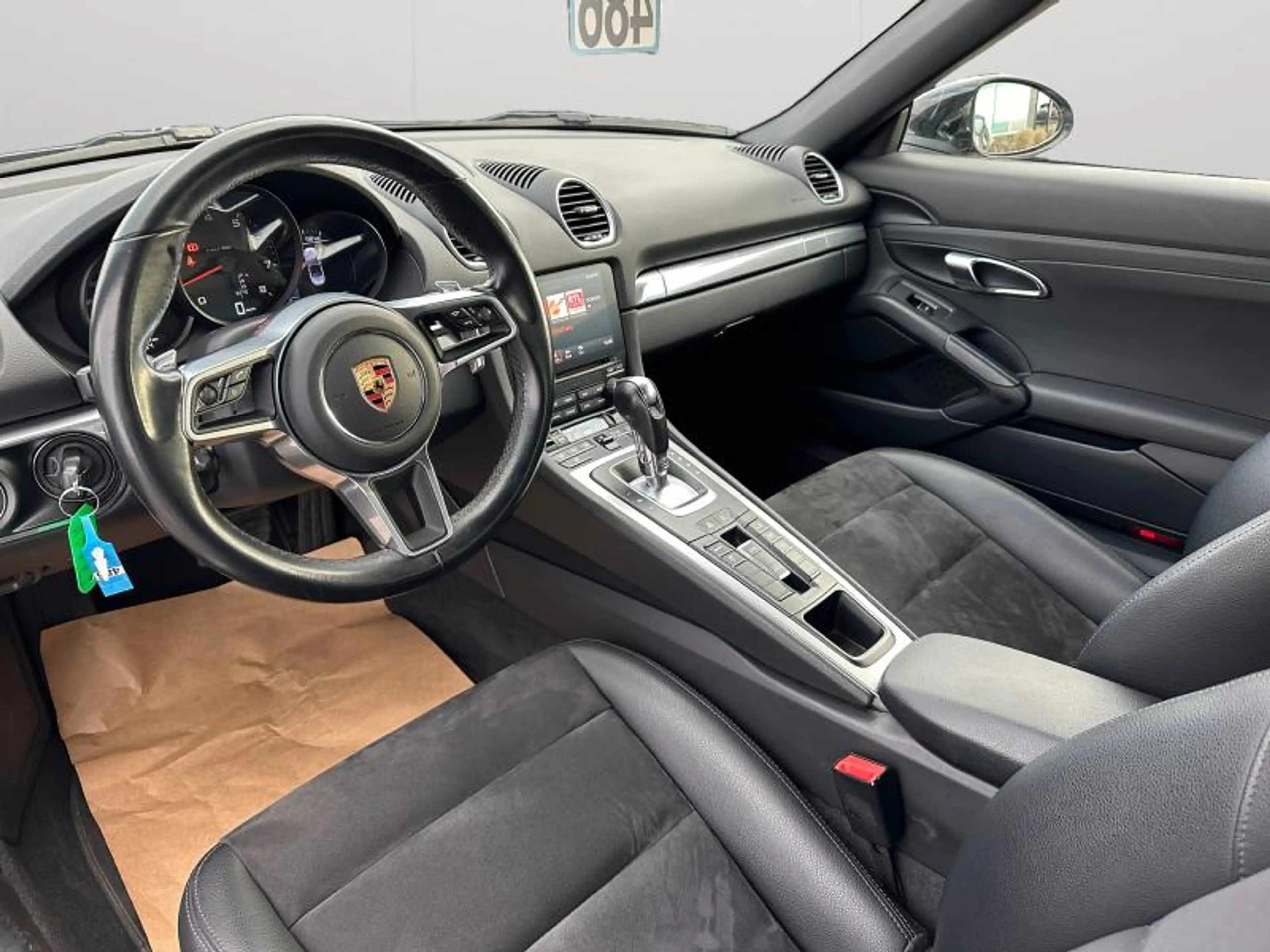 Porsche 718 Cabriolet / Essence — photo 3