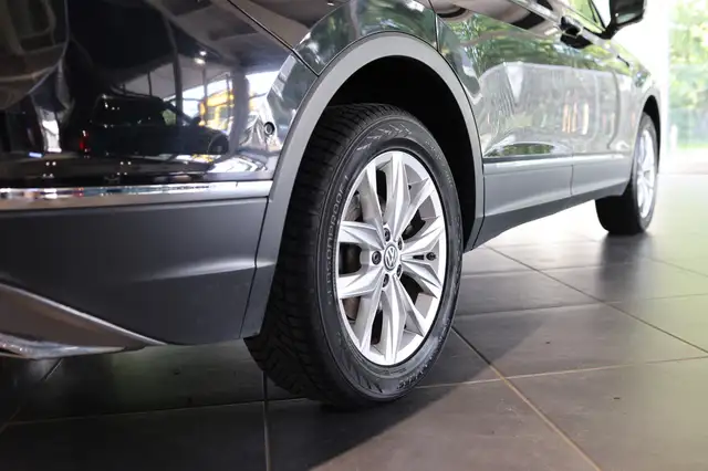 Volkswagen Tiguan Allspace view 7