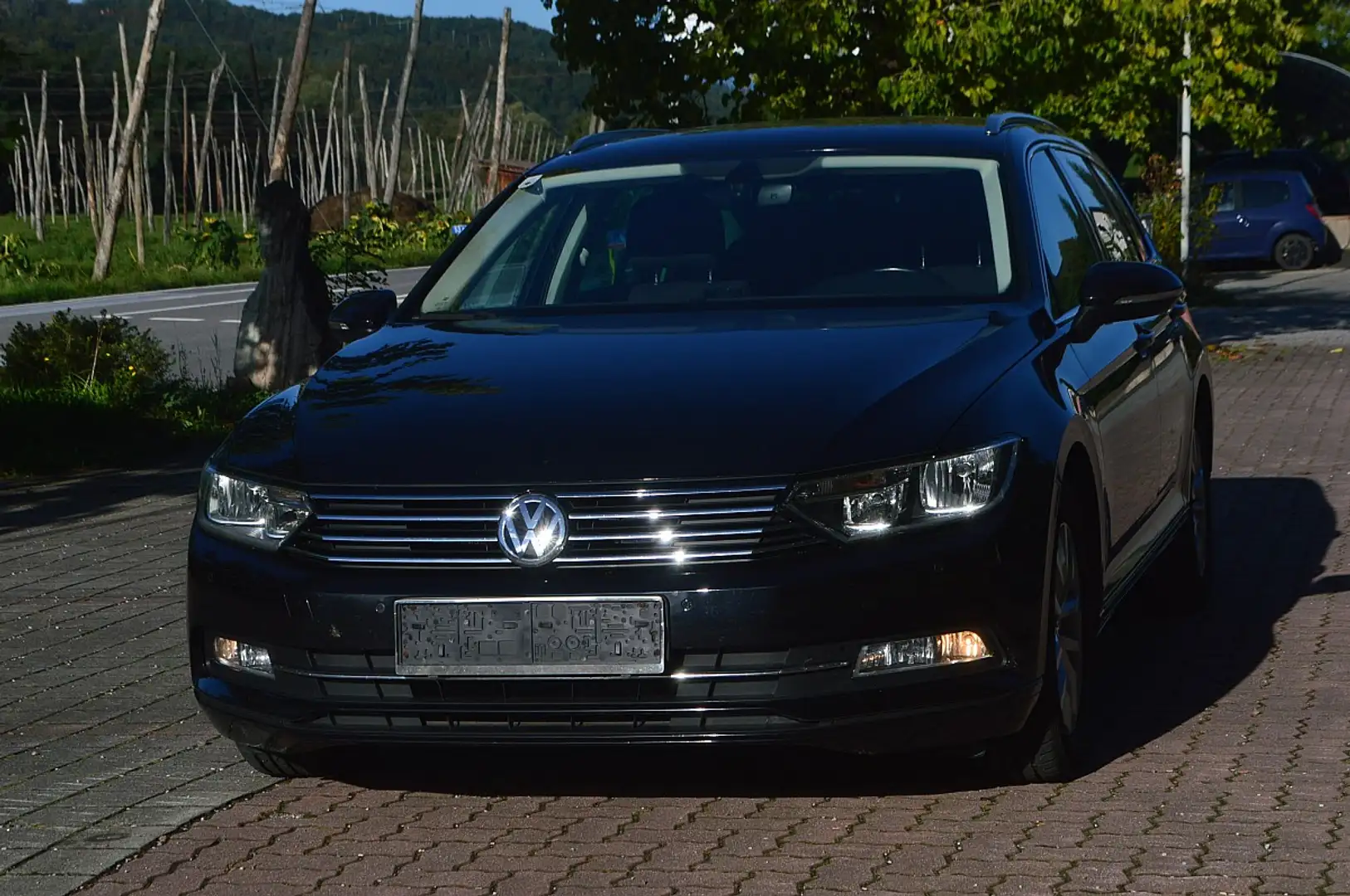 Volkswagen Passat Variant 1,6 TDI+NAVI+PDC+SHZ+TEL Zwart - 2