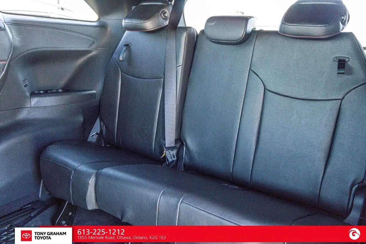 Toyota Sienna снимка Toyota Sienna