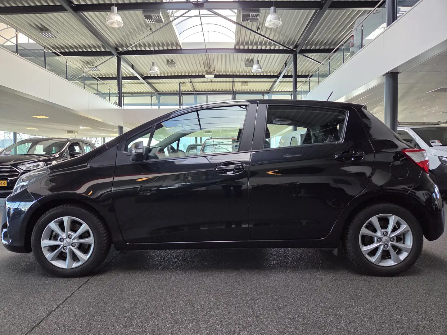 Toyota Yaris 1.5 Hybrid Active Schwarz - 2