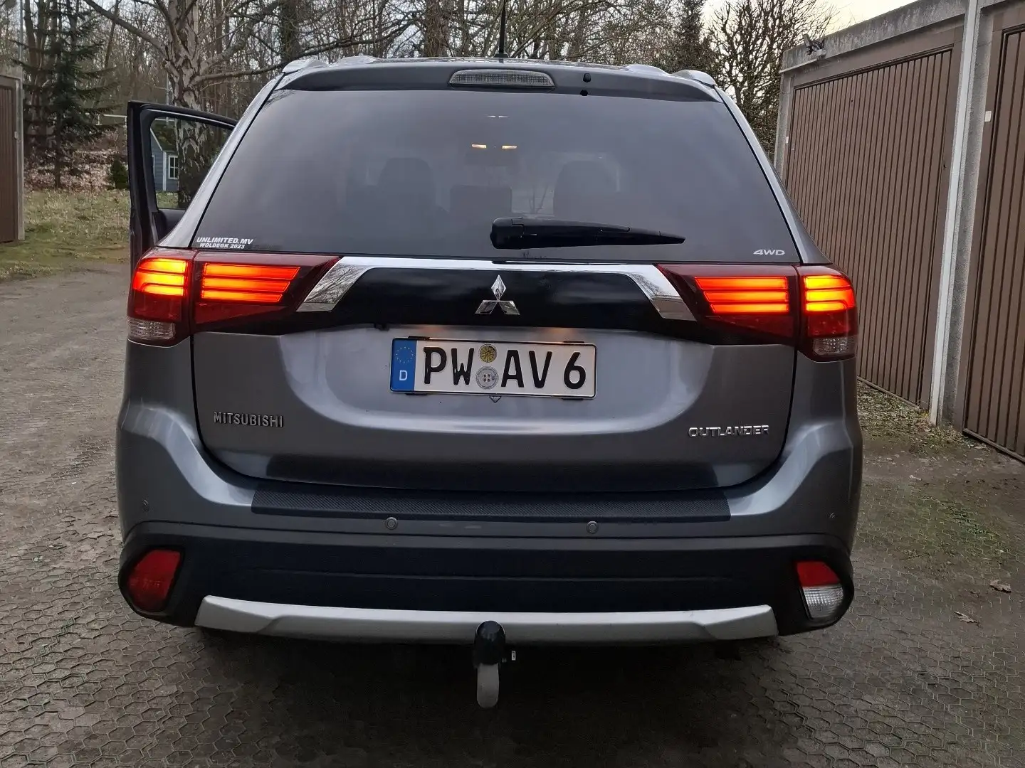 Mitsubishi Outlander 2.2 DI-D 4WD Aut. Top Grau - 2