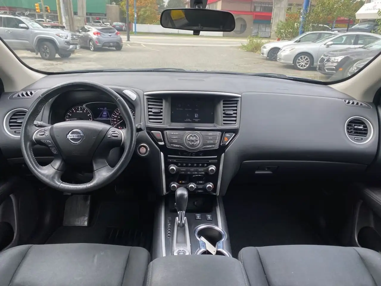 Nissan Pathfinder снимка Nissan Pathfinder