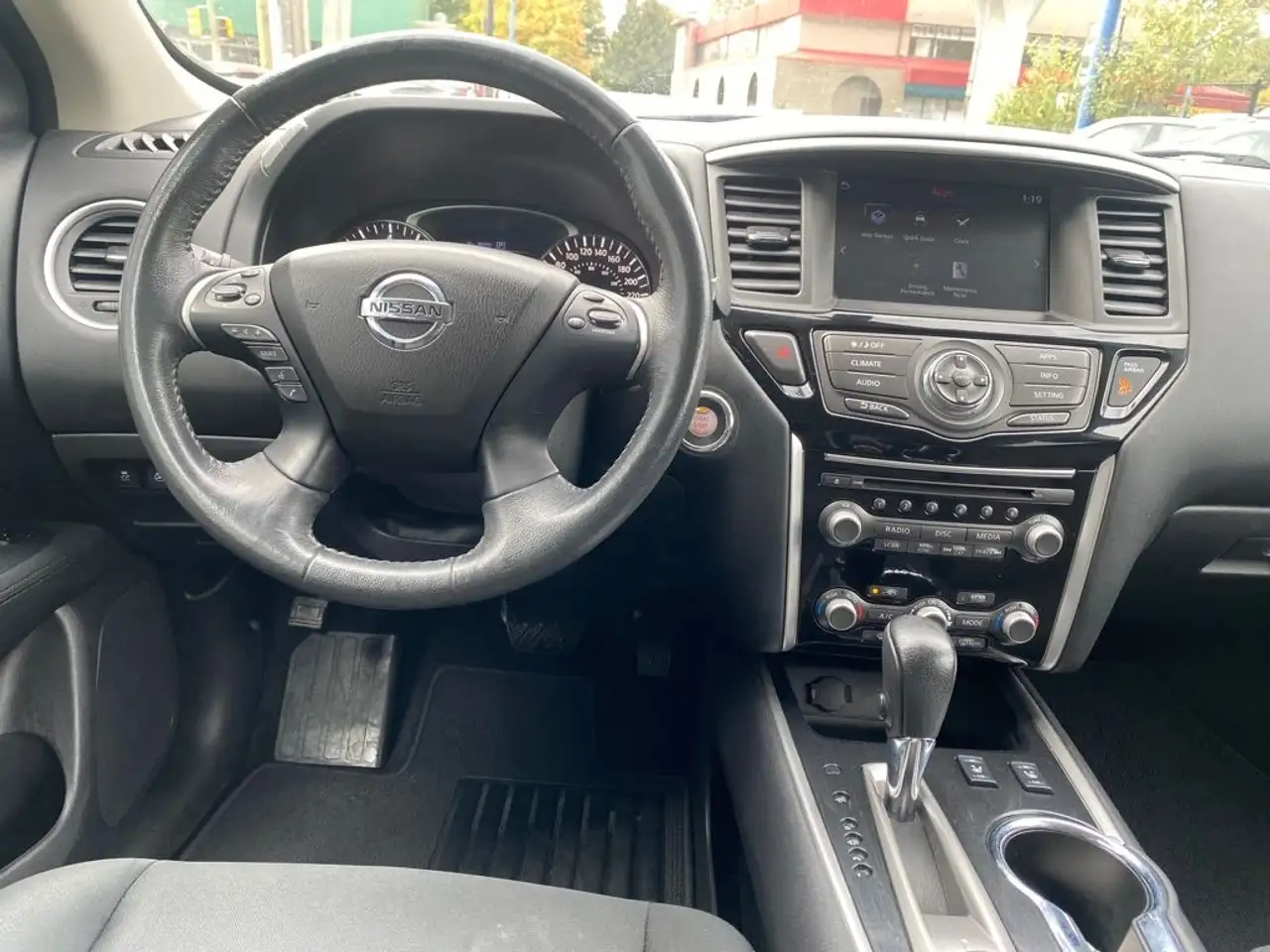 Nissan Pathfinder снимка Nissan Pathfinder