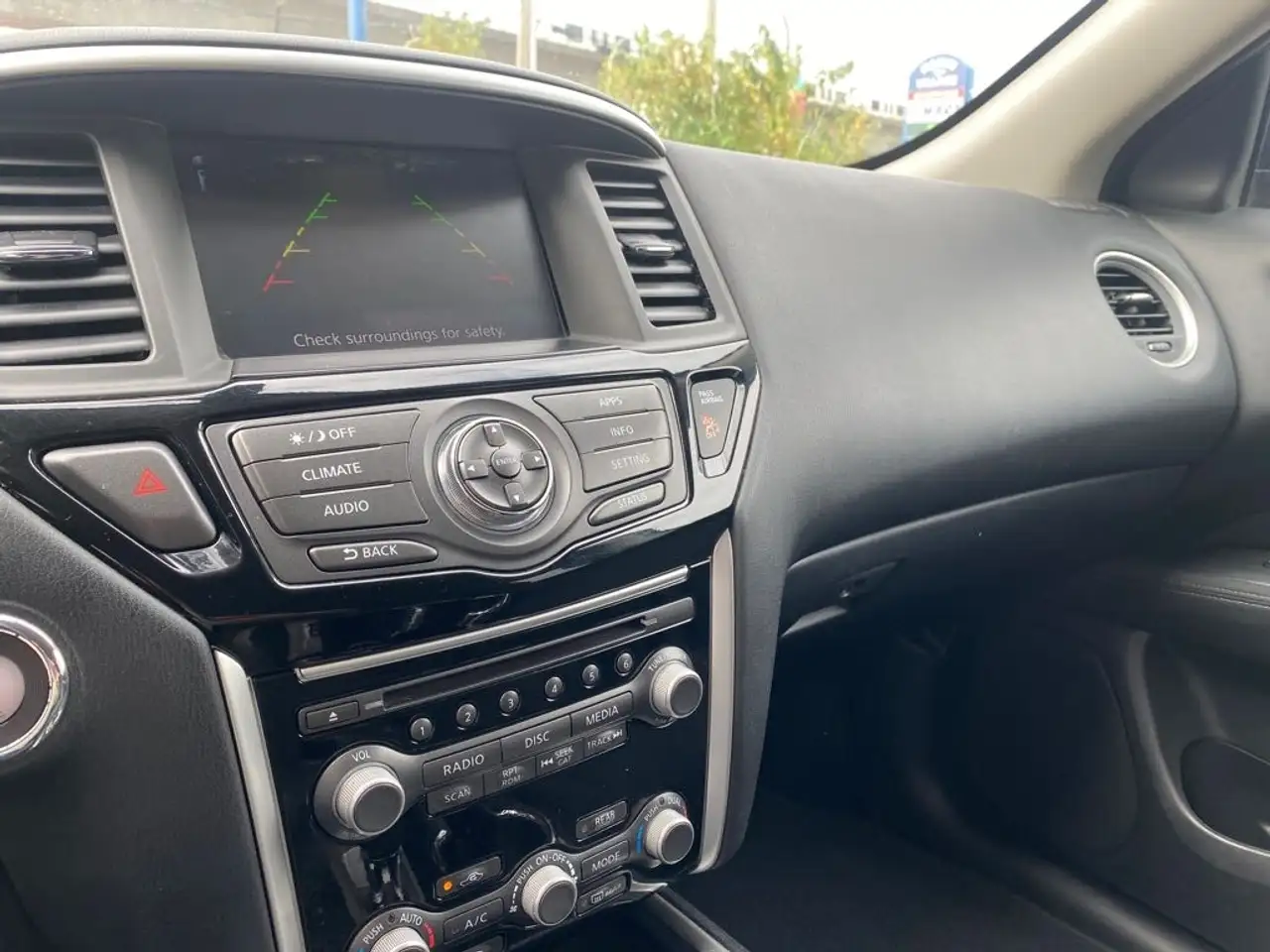 Nissan Pathfinder снимка Nissan Pathfinder