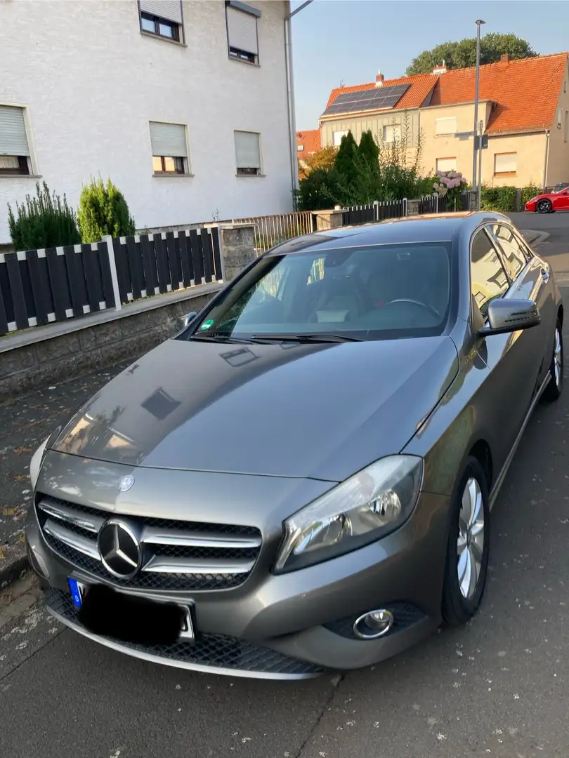 Mercedes-Benz A 180 A-Klasse (BlueEFFICIENCY) Style Grau - 1