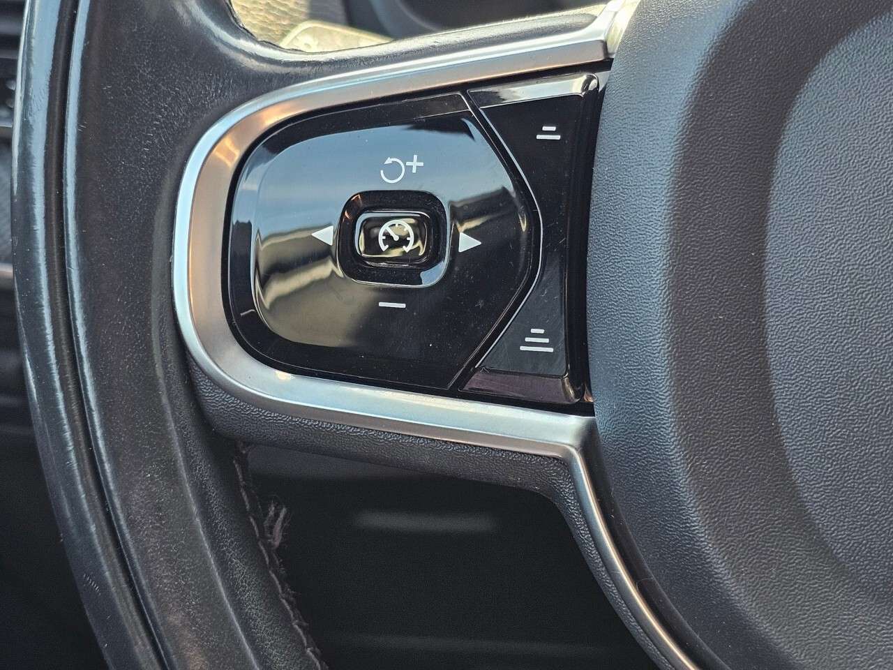 2016 Volvo XC90 thumb 33