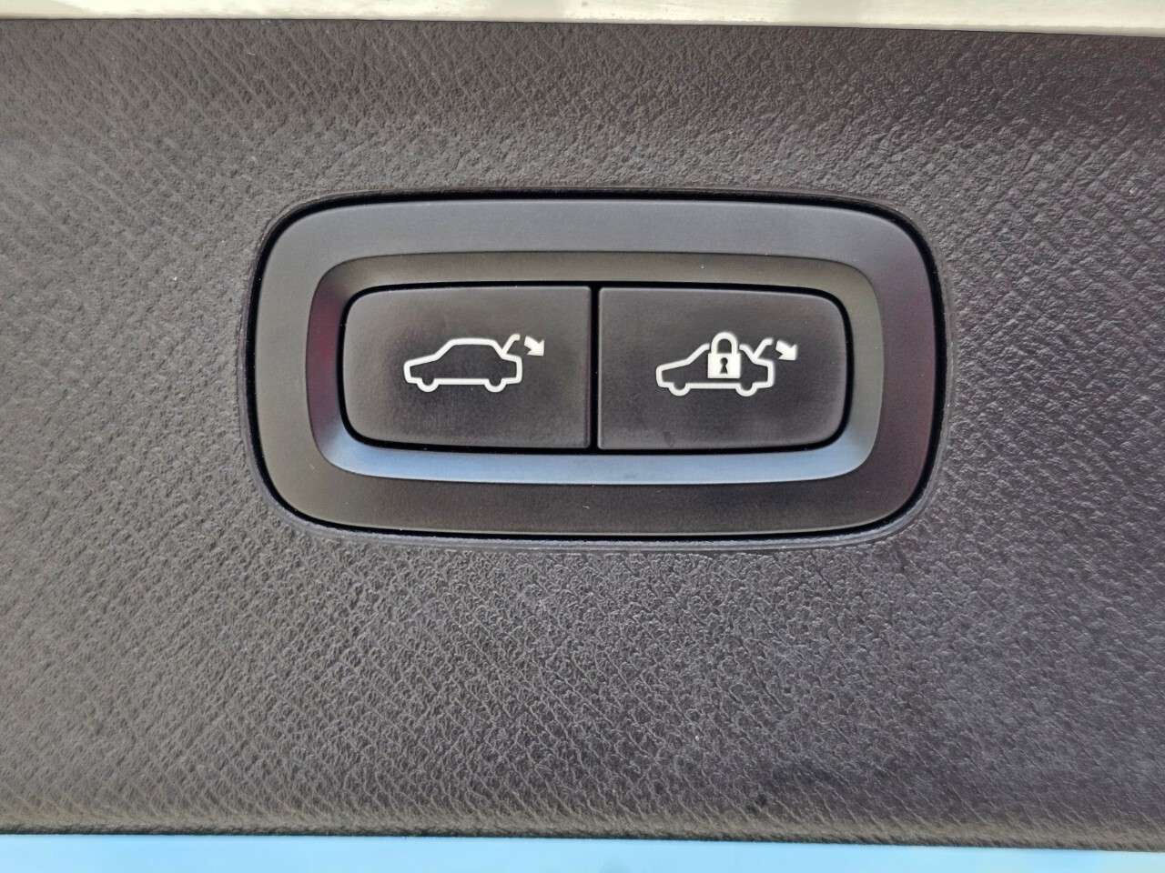 2016 Volvo XC90 thumb 8
