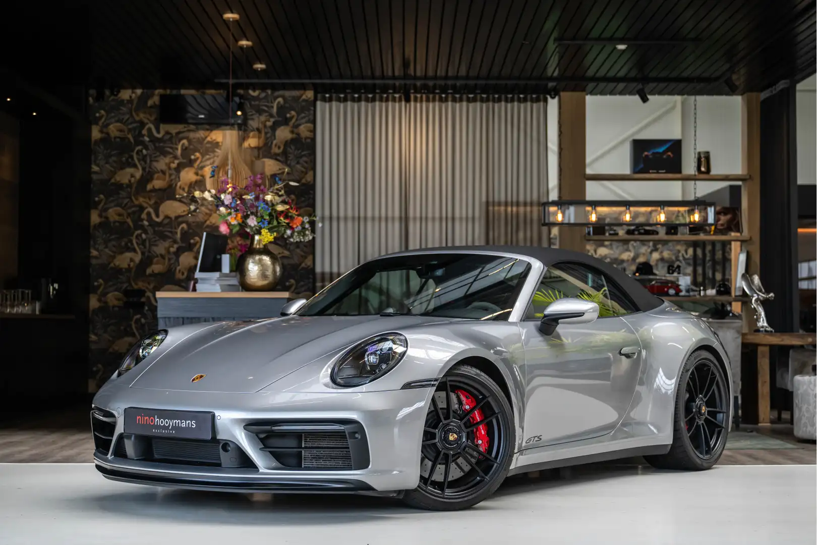 Porsche 992 Cabrio 3.0 Carrera 4 GTS | SportDesign | Sportuitl Zilver - 1