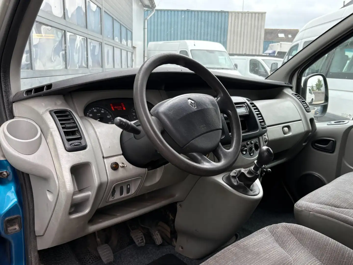Renault Trafic T27 2.0 dCi 114pk L1H1 Airco 3-pers. Trekhaak Gris - 2