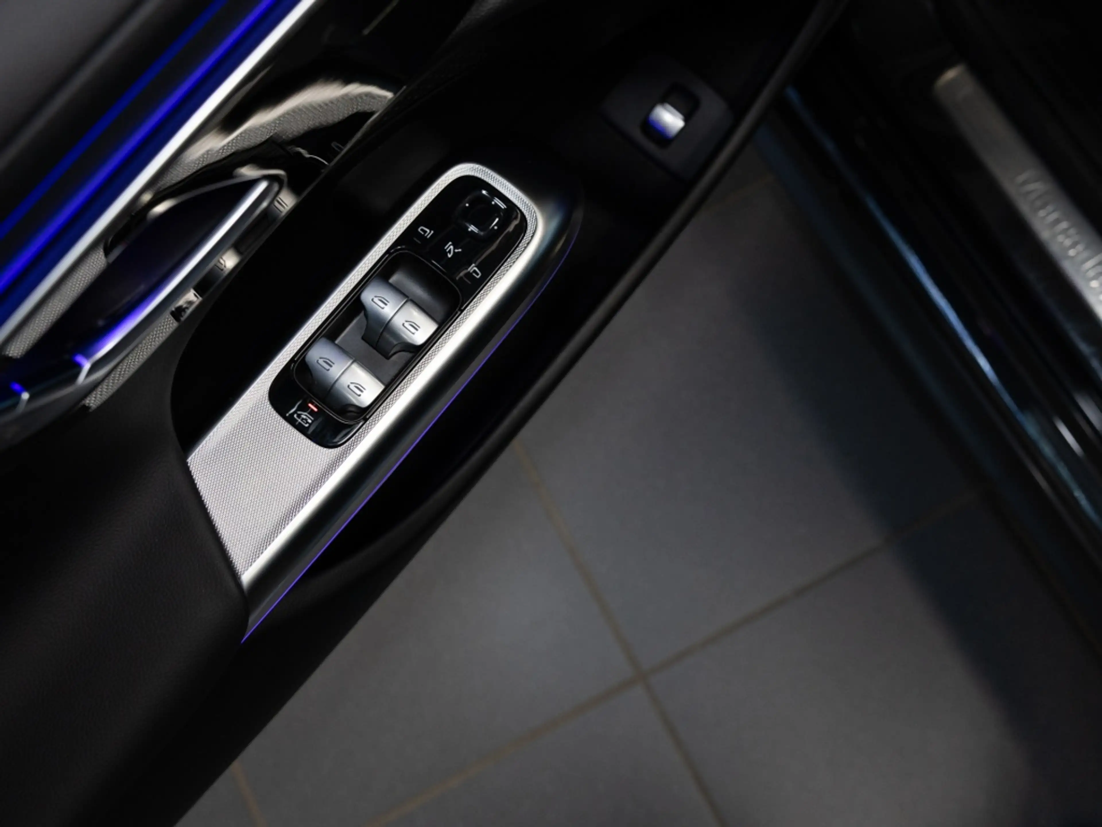 Mercedes-Benz E 200 , AVANTGARDE 360 DISTR KAMERA SPUR PDC SHZ — photo 12