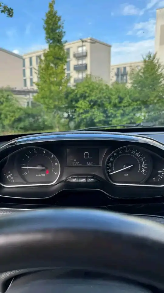 Peugeot 208 208 — photo 12