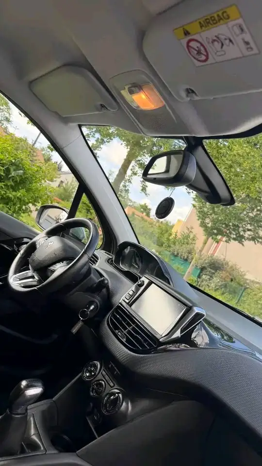Peugeot 208 208 — photo 8