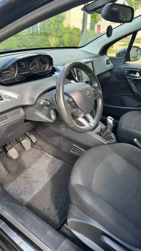 Peugeot 208 208 — photo 19