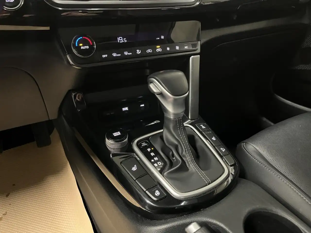 Kia Seltos снимка Kia Seltos