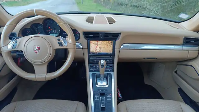 Porsche 911 view 11